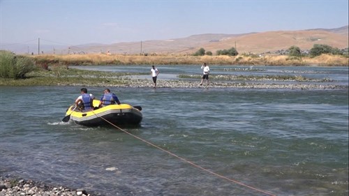Murat Nehri'nde Balık Avlamaya Giden İki Arkadaş Mahsur Kaldı 